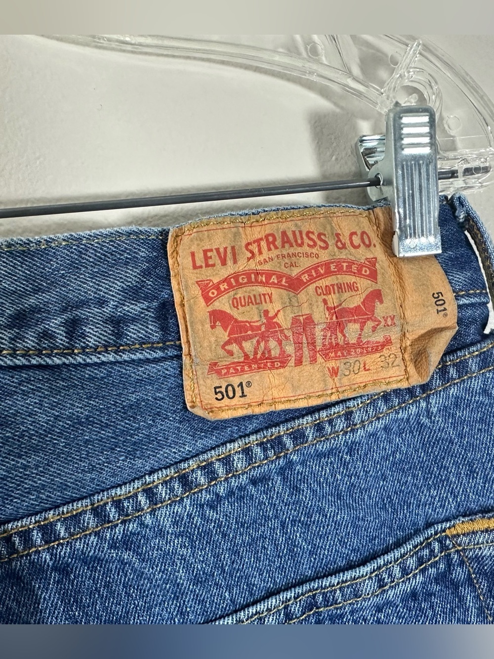 Levis 501 Mens Original Fit Button Fly Straight Leg Size 30x32 Blue Denim Jeans - Picture 8 of 13